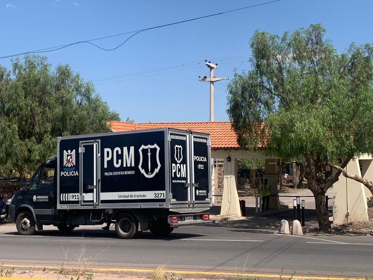 La morguera de la Policía Científica en el barrio privado que fue escenario del asesinato de la mujer. La morguera de la Policía Científica en el barrio privado que fue escenario del asesinato de la mujer.