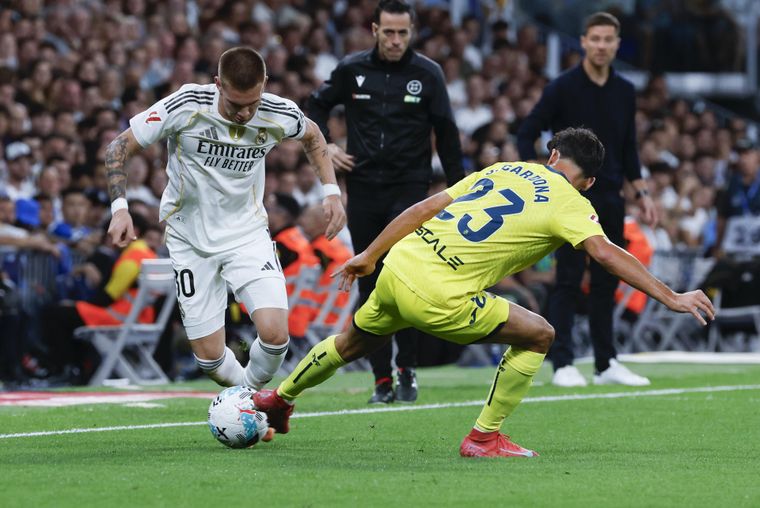 Franco Mastantuono intenta escapar de Sergi Cardona, del Villarreal. El zurdo jugó 75 minutos y estuvo cerca de convertir su primer gol en el estadio Santiago Bernabéu.&nbsp;