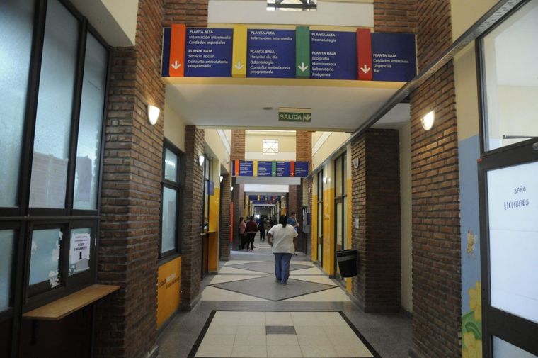 El bebé llegó inconsciente al hospital y falleció minutos después