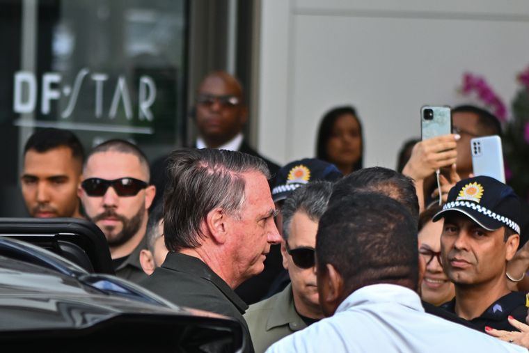En Brasil, Jair Bolsonaro cumple condena, pero asistió a un hospital recientemente. Foto Efe
