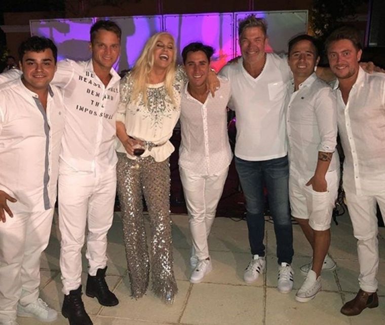 La Diva junto a Los Totora, en un festejo de años anteriores.