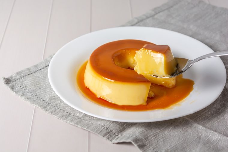 En algunos países, la receta de flan aparte del caramelo se sirve con dulce de leche, lo que la convierte en un postre aún más irresistible. En algunos países, la receta de flan aparte del caramelo se sirve con dulce de leche, lo que la convierte en un postre aún más irresistible.