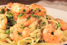 Espaguetis con gambas Una receta simple y deliciosa de espaguetis con gambas para hacer en pocos pasos. Foto: Tastemade