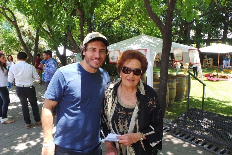 Sebastián Zuccardi junto a su abuela Emma.