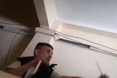 La Policía redujo con pistolas Taser a un hombre que amenazaba con quitarse la vida Foto: Captura de video La Policía redujo con pistolas Taser a un hombre que amenazaba con quitarse la vida Foto: Captura de video