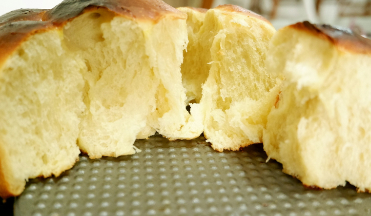 Esta receta demuestra que pocos ingredientes básicos pueden crear un pan casero delicioso y versátil. Esta receta demuestra que pocos ingredientes básicos pueden crear un pan casero delicioso y versátil.