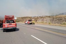 Unos 130 bomberos, personal de Etac y tres aviones hidrantes están abocados en sofocar el incendio en las Altas Cumbres Foto: Bomberos de Villa Carlos Paz