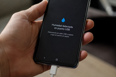 La alerta de humedad bloquea la carga para proteger el puerto USB y evitar daños eléctricos internos permanentes.