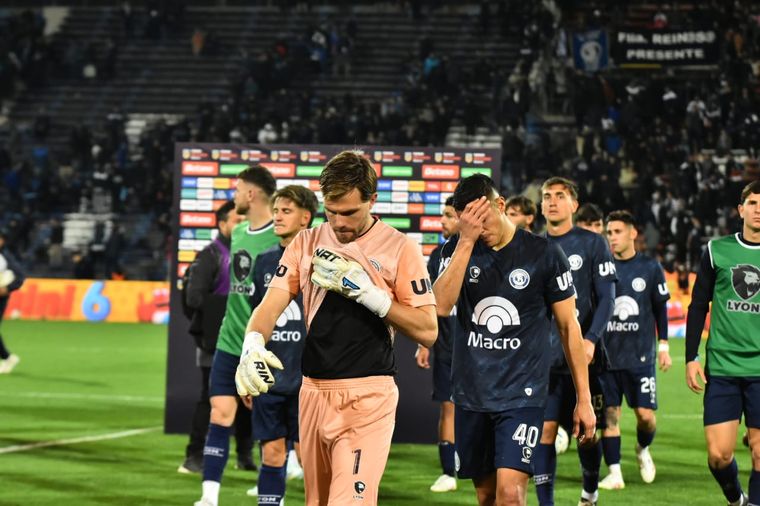 La Lepra fue goleada por Boca en una noche para el olvido en el Malvinas.