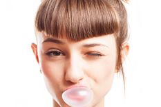 El truco definitivo para sacar la goma de mascar de la ropa Necesitarás pocos ingredientes para limpiar la goma de mascar. Foto: Freepik