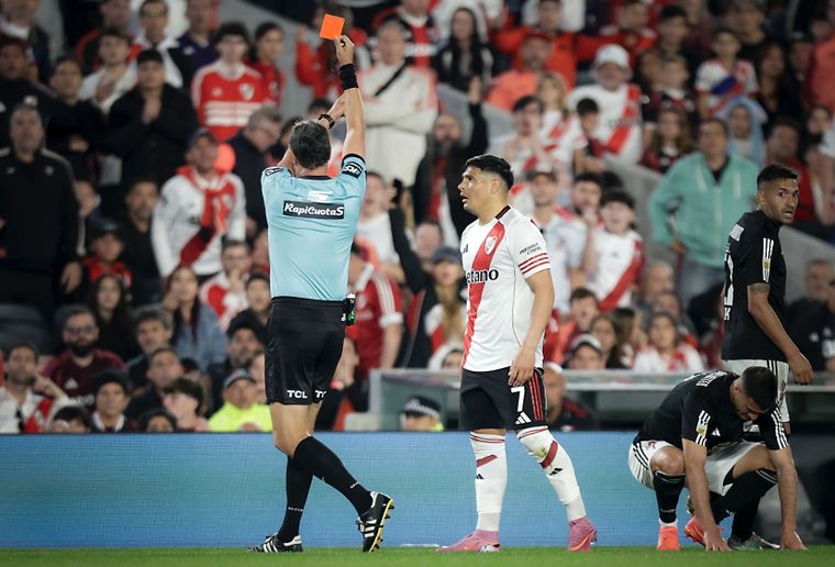 El árbitro Pablo Echavarría le muestra la tarjeta roja al delantero de River, quien lanzó un improperio contra el asistente 1, Pablo Gualtieri. 