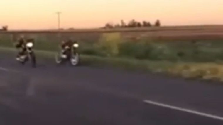 Cuatro jóvenes heridos tras un accidente en una carrera ilegal de motos. Foto: Captura del video