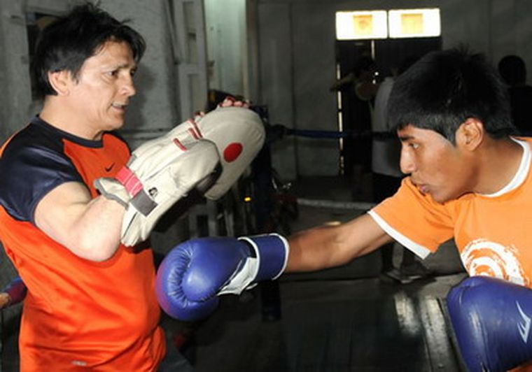 Oscar Rocky Flores haciendo manoplas con Gustavo Magne.