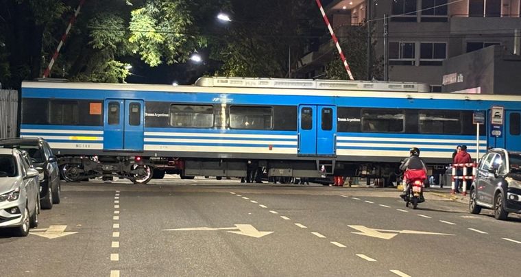 Grave accidente en el tren Mitre: una persona fue arrollada en Urquiza. Foto: Rubén Rabanal.