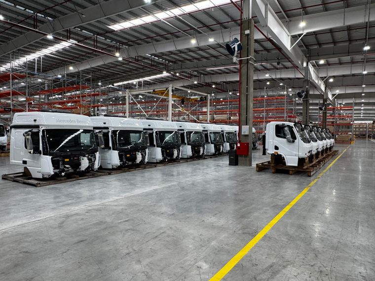 La nueva planta de Mercedes-Benz Buses y Camiones en Zárate permitirá la producción de los camiones Atego y Accelo, y de los chasis de buses OH y OF.