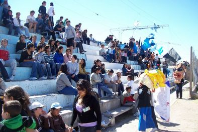 MDZol | Hinchada, mascotas y banderas alentando a sus equipos.