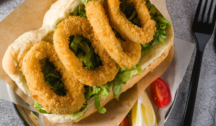 Esta receta de bocadillo de calamares es uno de los platos más consumidos en zonas turísticas de España.