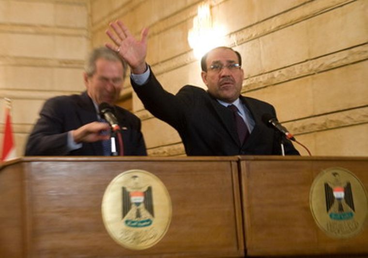 Momento en que el Primer Ministro Iraquí intenta proteger a Bush. Foto: AFP