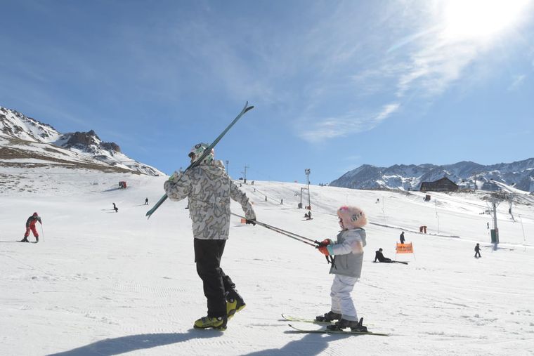 Los más chicos no salen a la pista de esquí sin sus gorros. Los más chicos no salen a la pista de esquí sin sus gorros.