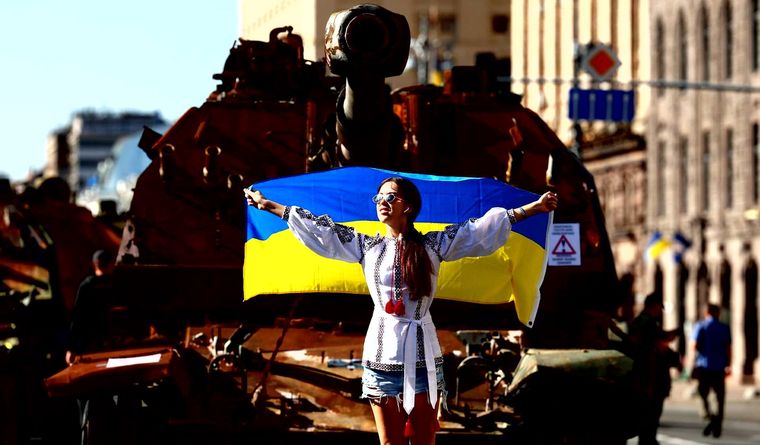 Ucrania ucranianos tanques La gente salió a las calles en Kiev para mostrar su apoyo. Foto: Efe.