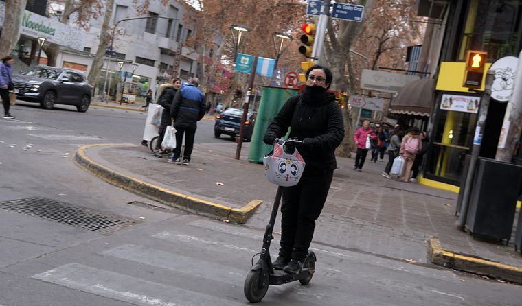 Proponen que se deba tener una licencia de conducir a quienes utilizan monopatines eléctricos en Mendoza.&nbsp;