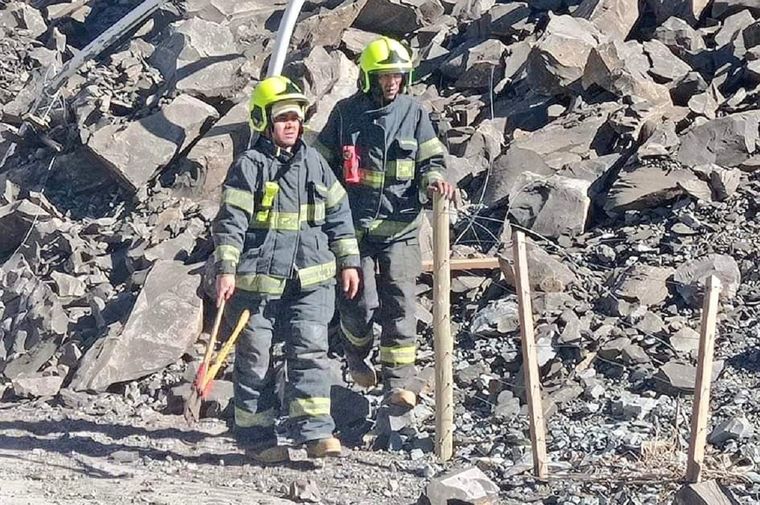 Los bomberos continúan en la tarea de encontrar más personas que pudieran estar bajo los escombros Foto: Twitter: @NicoFuentes14