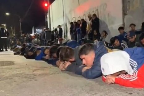 Más de 100 hinchas de la Universidad de Chile estaban detenidos. Más de 100 hinchas de la Universidad de Chile estaban detenidos.