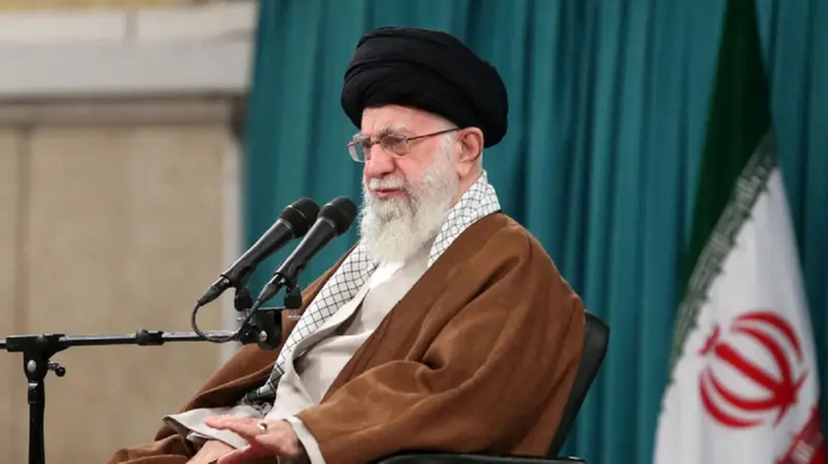 La muerte del presidente Ebrahim Raisi en un accidente de helicóptero no altera la estructura de poder iraní, ya que quien ostenta el máximo poder es el líder supremo, el ayatolá Alí Jamenei. Foto: REUTERS