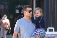 Bradley Cooper se pasea con su hija de 6 años luciendo un excéntrico look navideño. Foto: MediaPunch / Bauer-Griffin