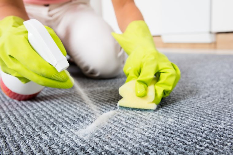 Foto: This Old House - https://www.thisoldhouse.com/flooring/21014837/how-to-remove-carpet-stains