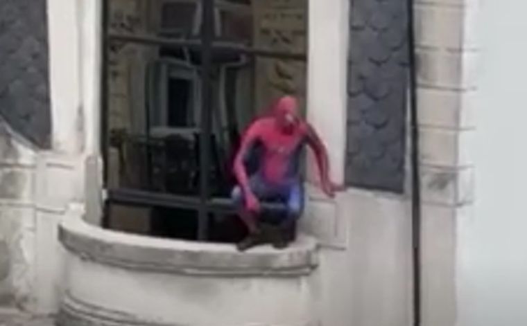 El momento en el que se vio al superhéroe Foto: Captura de video
