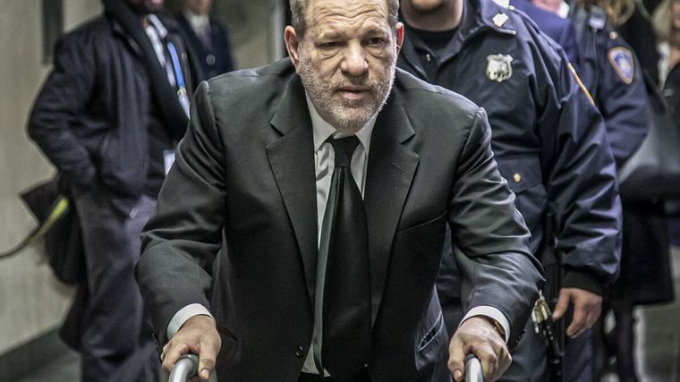Harvey Weinstein seguirá preso por mucho, mucho tiempo. Foto: LATimes.