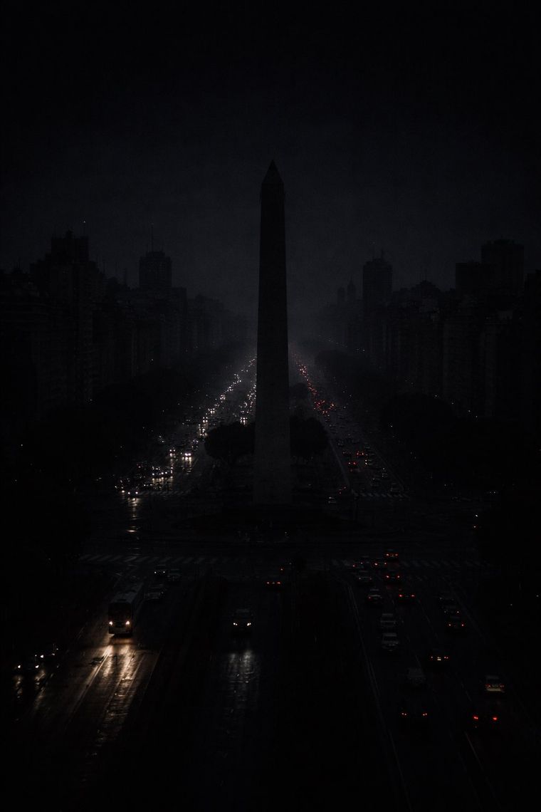 Los vecinos le sacaron fotos al Obelisco sin luz en medio del masivo apagón en el AMBA.