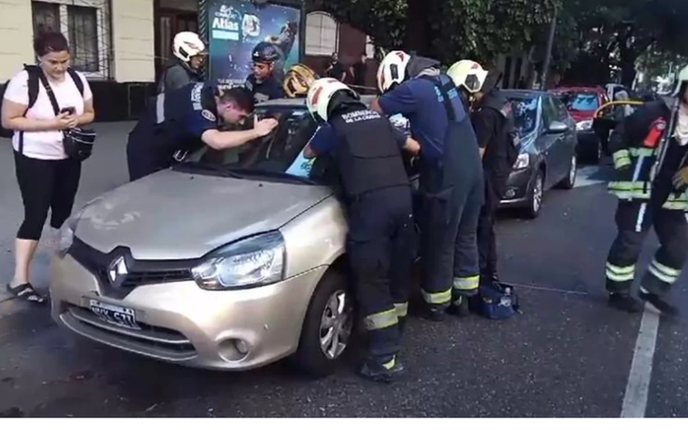 El auto en el que quedó encerrada la beba se encontraba en el barrio porteño de Caballito, en Acoyte al 500. Foto: Noticias argentinas