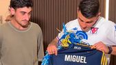 Nacho Russo junto a Agustín Eugui, el uruguayo que encontró la camiseta de su padre. Nacho Russo junto a Agustín Eugui, el uruguayo que encontró la camiseta de su padre.