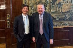 El asesor presidencial Santiago Caputo junto a Barry Bennett, el lobista con profundos lazos con Donald Trump, en su primera visita a la Casa Rosada.