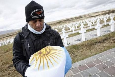 Luis Escudero, maratonista que ganó la carrera de Malvinas en 2012, visitando el Cementerio de Darwin. Luis Escudero, maratonista que ganó la carrera de Malvinas en 2012, visitando el Cementerio de Darwin.