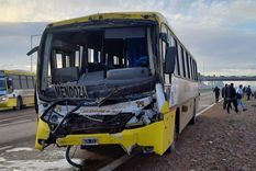 El colectivo llevaba pasajeros y colisionó contra la parte posterior del camión Foto: Yamila Vera