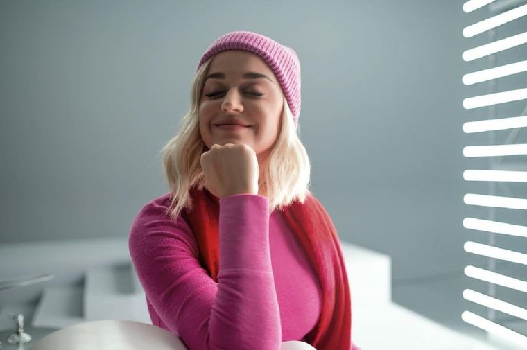 Katy Perry en rosa para cantar “All You Need Is Love”.