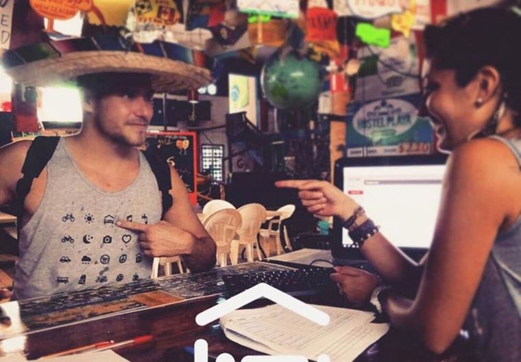 La remera IconSpeak está completa de íconos para hacerse entender sin usar un idioma extranjero