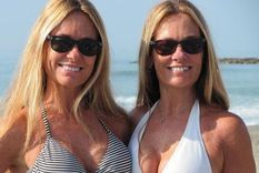 dos de las trillizas de oro deslumbran en bikini a los 56