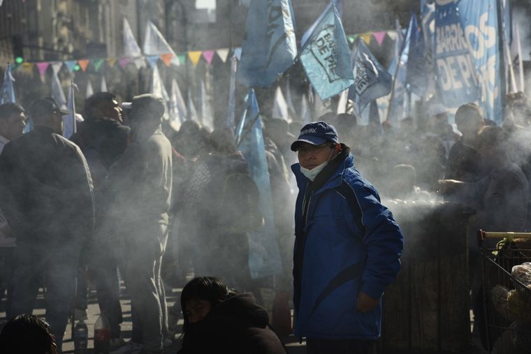 La UCR acusa al Gobierno de generar un Estado paralelo a través de los planes sociales. Foto: EFE