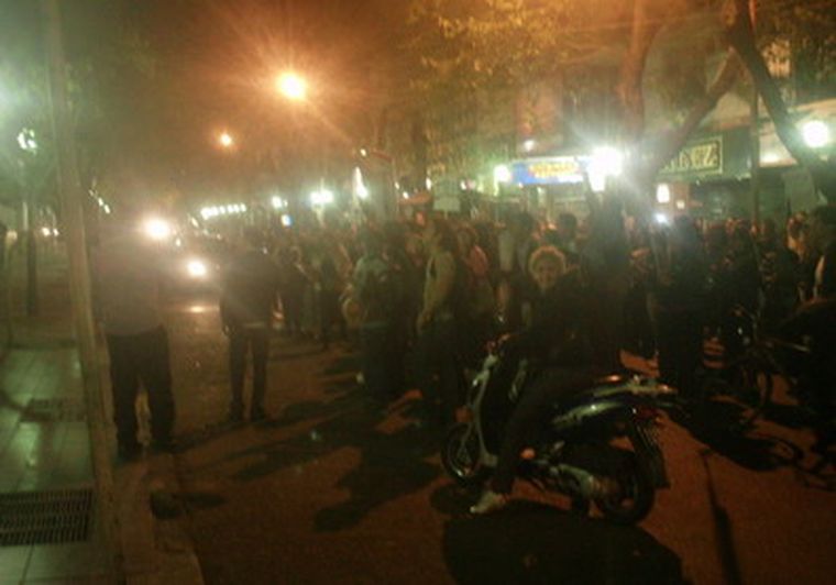 Unos 100 estudiantes protestaron frente a la vivienda de Celso Jaque. Foto: MDZ