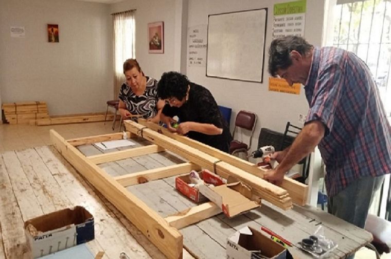 Se enseñará a fabricar muebles funcionales con técnicas aplicables a pequeños emprendimientos. Foto: Municipalidad de Godoy Cruz