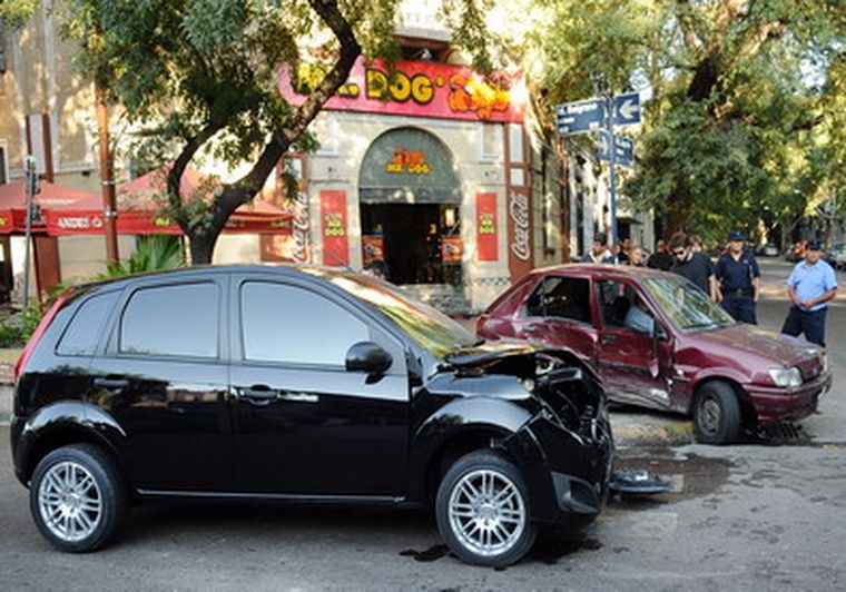 Impactante escena en calle Belgrano. Foto: Nacho Gaffuri / MDZ