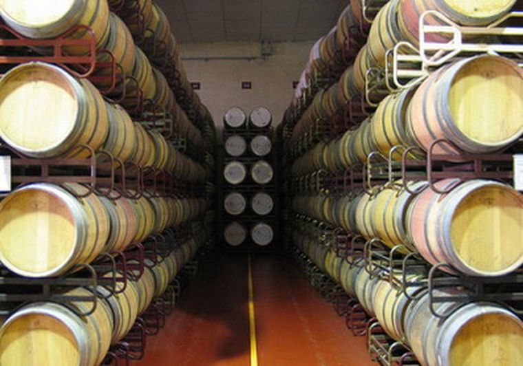 Sala de barricas donde los vinos esperan el momento de ser fraccionados.
