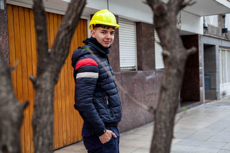 Elías (20) realizó un curso de Operador de Conectividad en el Barrio Villa 20 que lo llevó a insertarse con su trabajo en el mundo laboral de la economía verde. Foto: OIT Argentina
