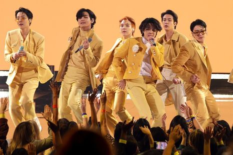 BTS llevó el K-pop al gran público occidental con éxitos como Dynamite y Butter. BTS llevó el K-pop al gran público occidental con éxitos como Dynamite y Butter.