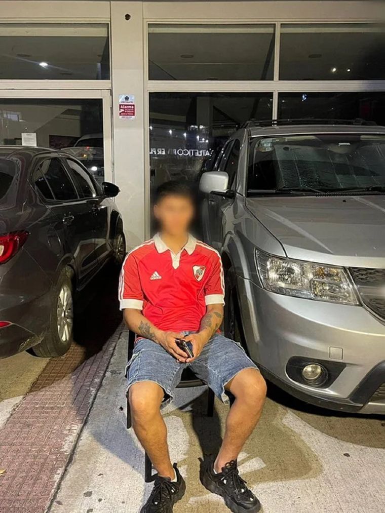 El joven era buscado por la Policía acusado de secuestrar a dos menores y fue arrestado en el Monumental. Foto: NA