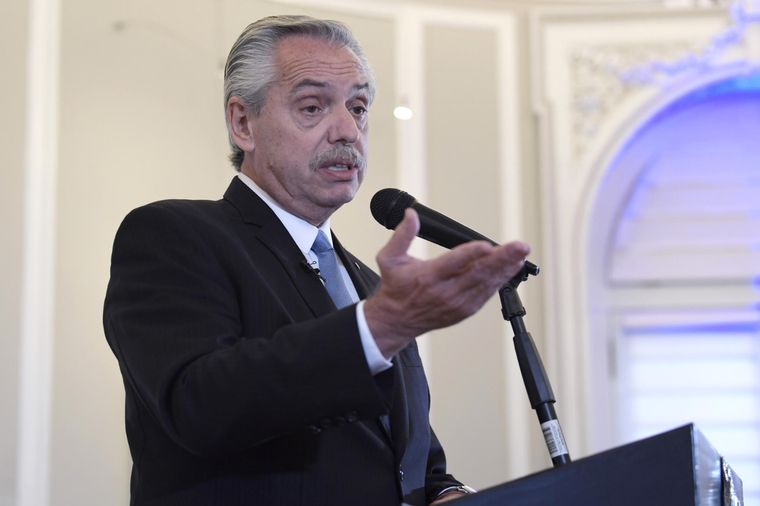 Alberto Fernández vuelve al país Foto: EFE